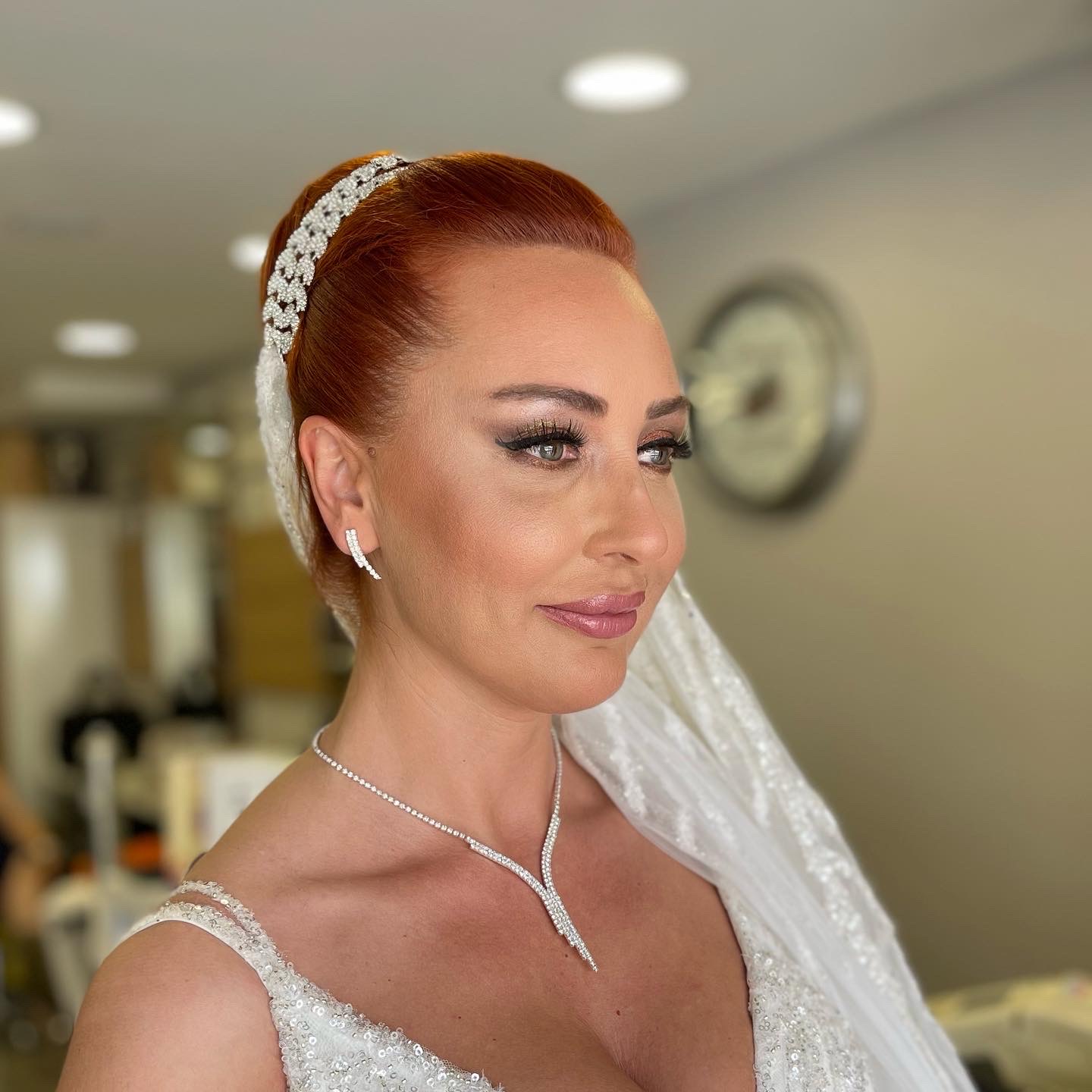 İlker Kuaför'de hazırlanan gelin saç tasarımı ve makyajı