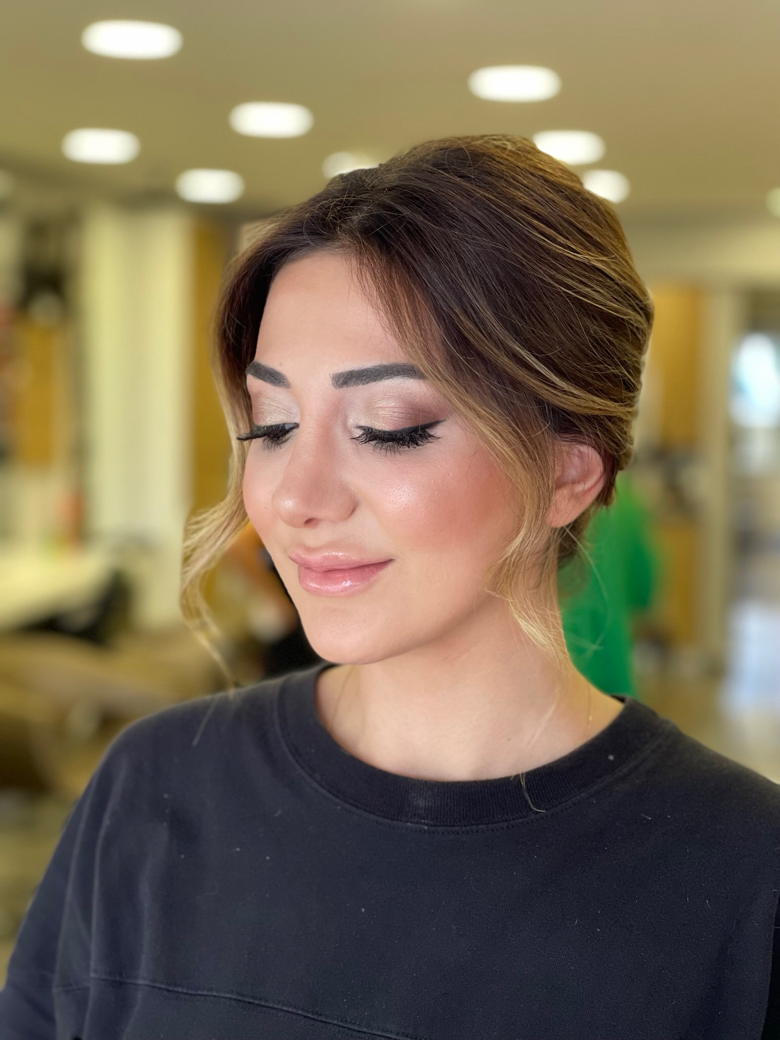 İlker Kuaför'de yapılan gece makyajı ve toplu saç